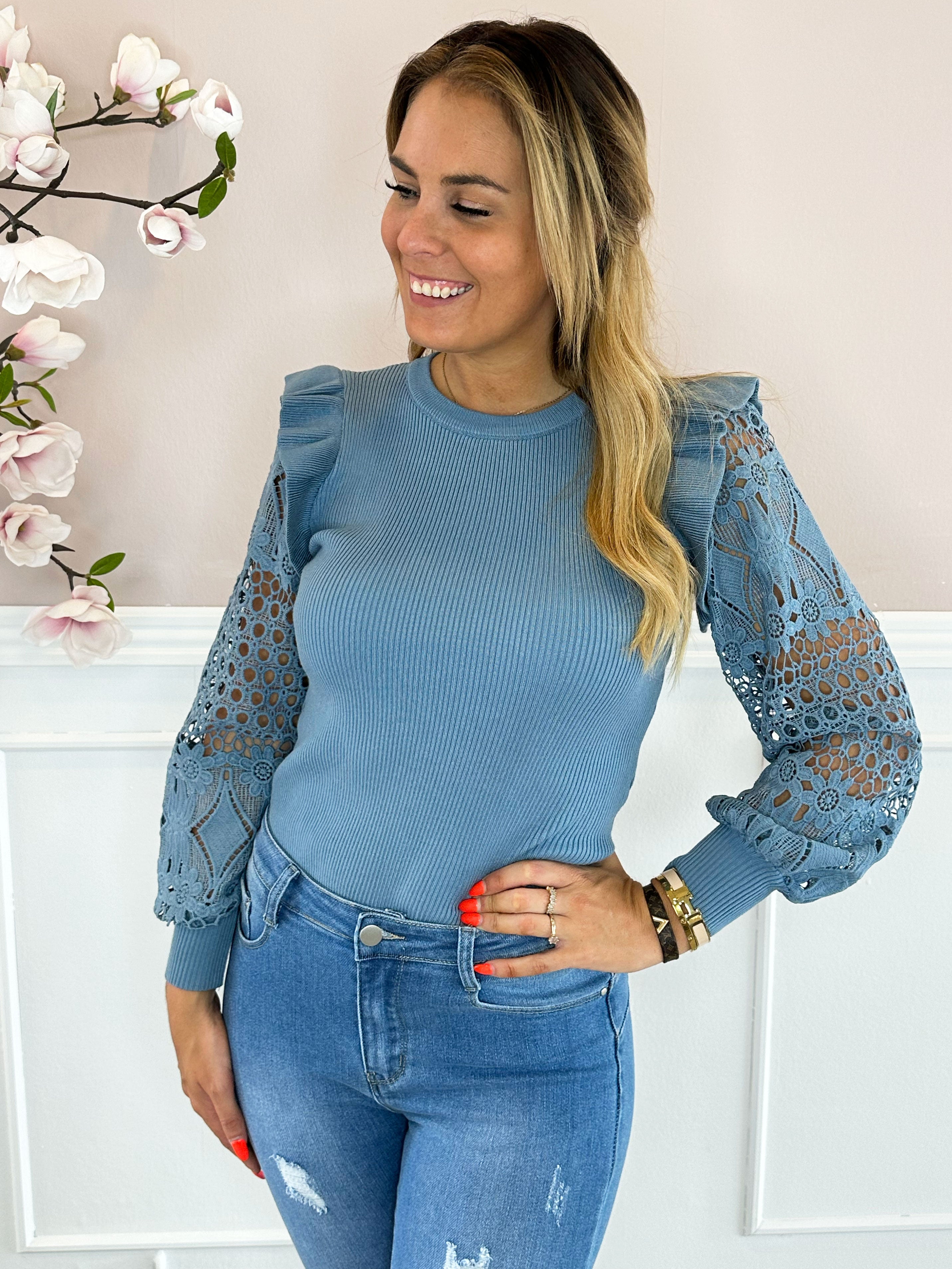 Diamond - Strikbluse med broderet ærmer og flæsedetaljer